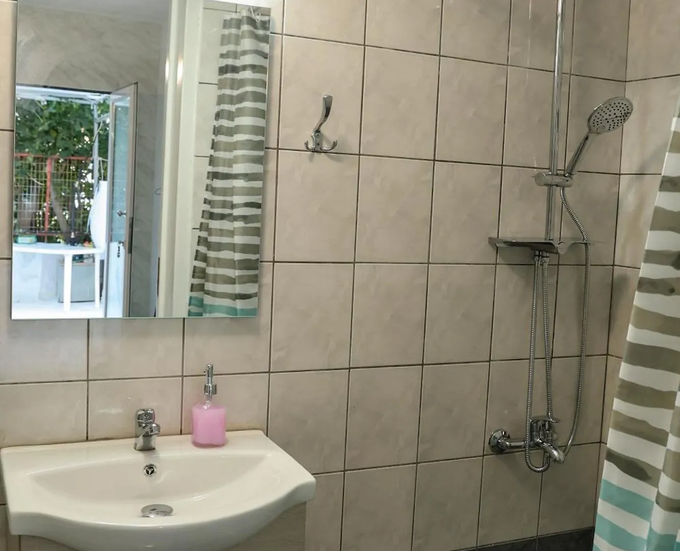 Room Kyriaki Kokkini Hani